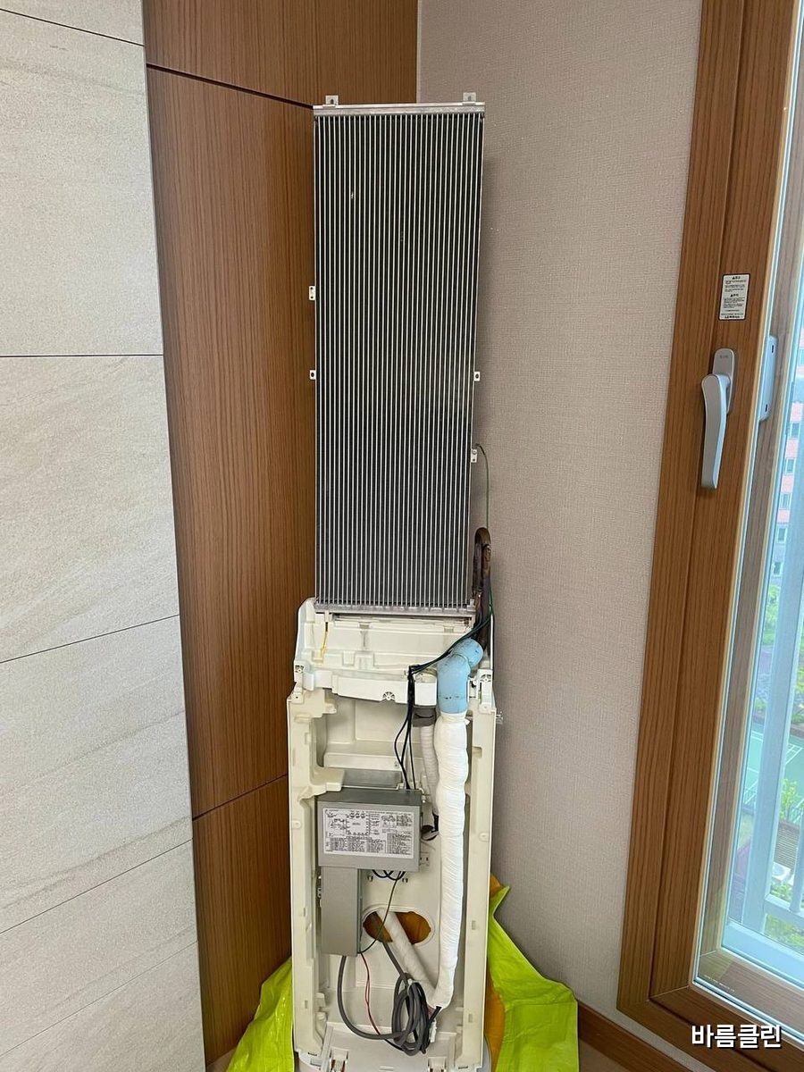분해 중인 스탠드 에어컨 · 작업 중